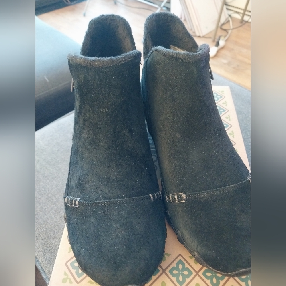 Skechers NwB Size 8 5 Suede. Side Zipper. Bikers Mc- Earthy Chic